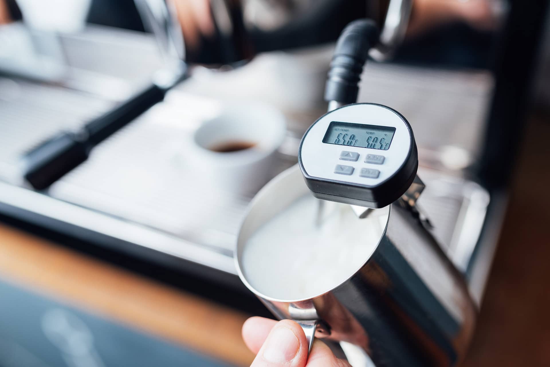 measuring the temperature of milk when foaming with steam under pressure from a coffee machine